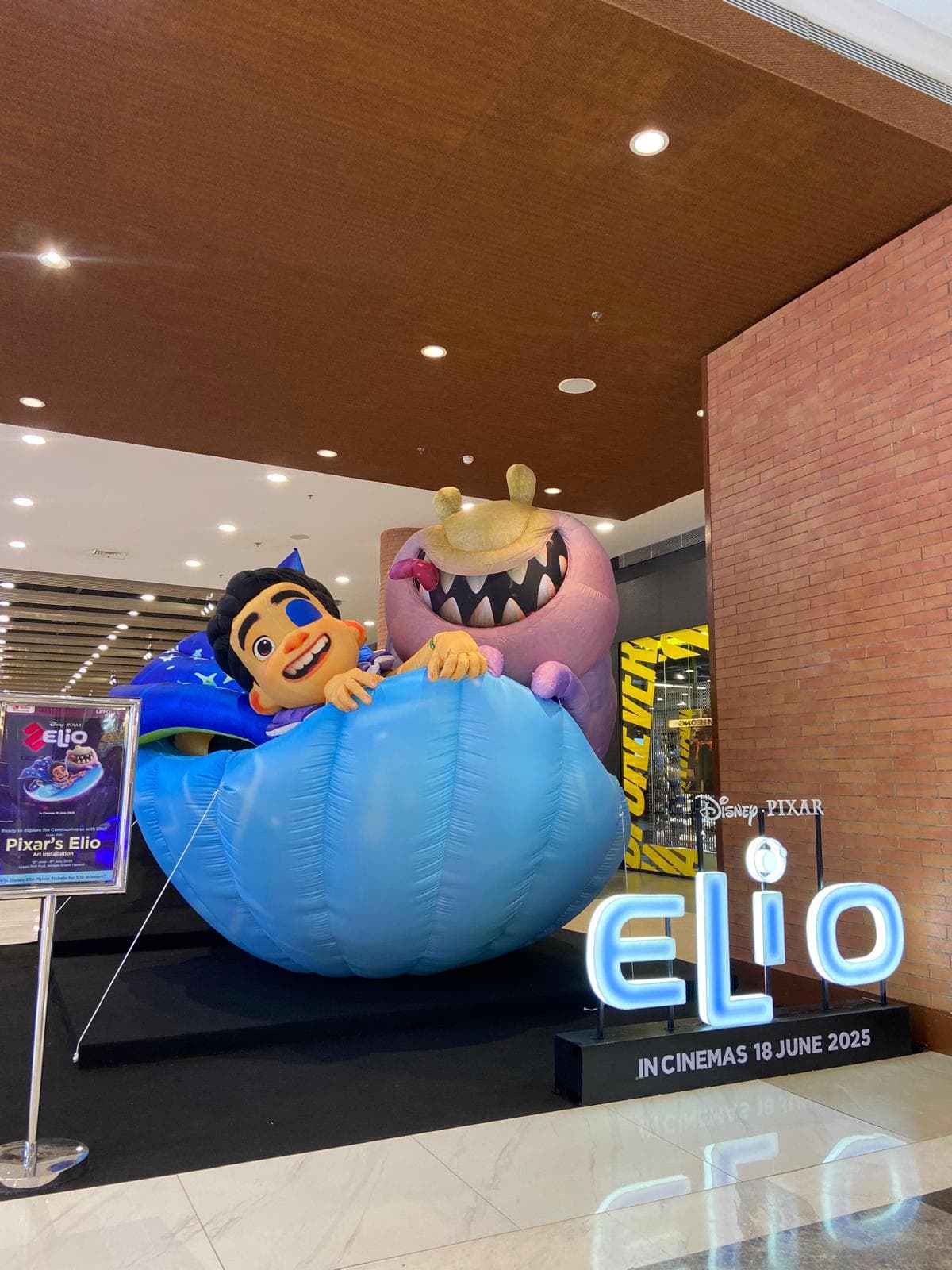 Inflatable raksasa Elio dan karakter alien dalam pod biru, dibuat untuk Disney Indonesia dan dipasang di atrium mal