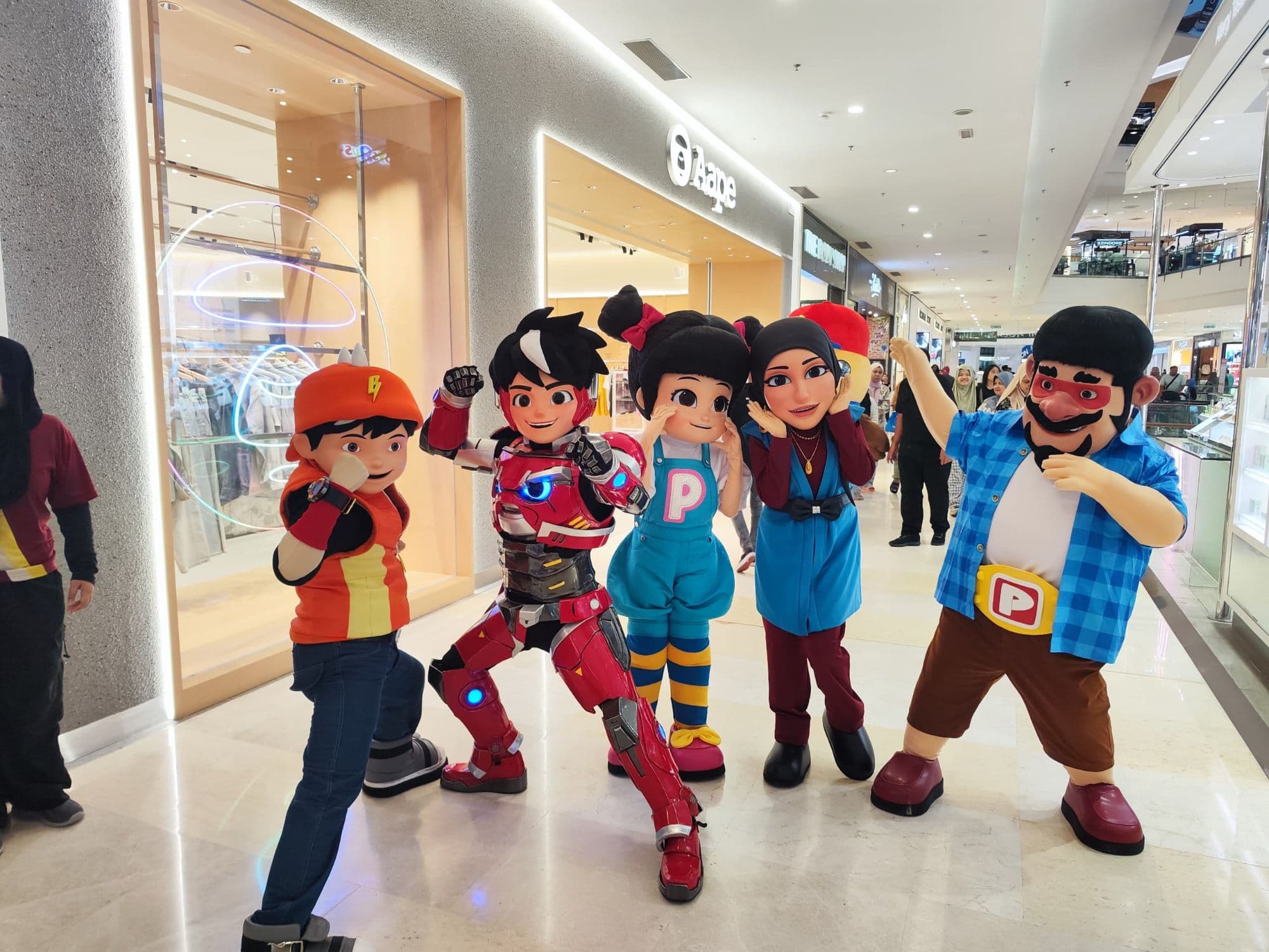 Kostum karakter BoBoiBoy, Mechamato, Pipi, Mama dan Papa saat tampil di mal